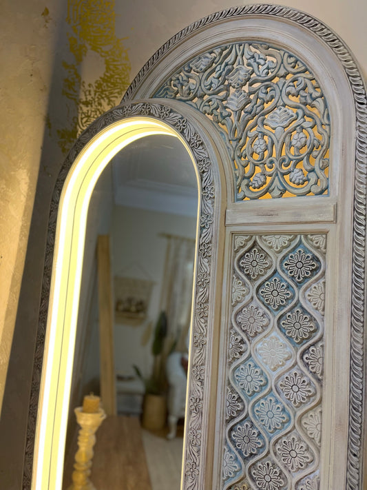 Decorative Mirror with Artistic Details