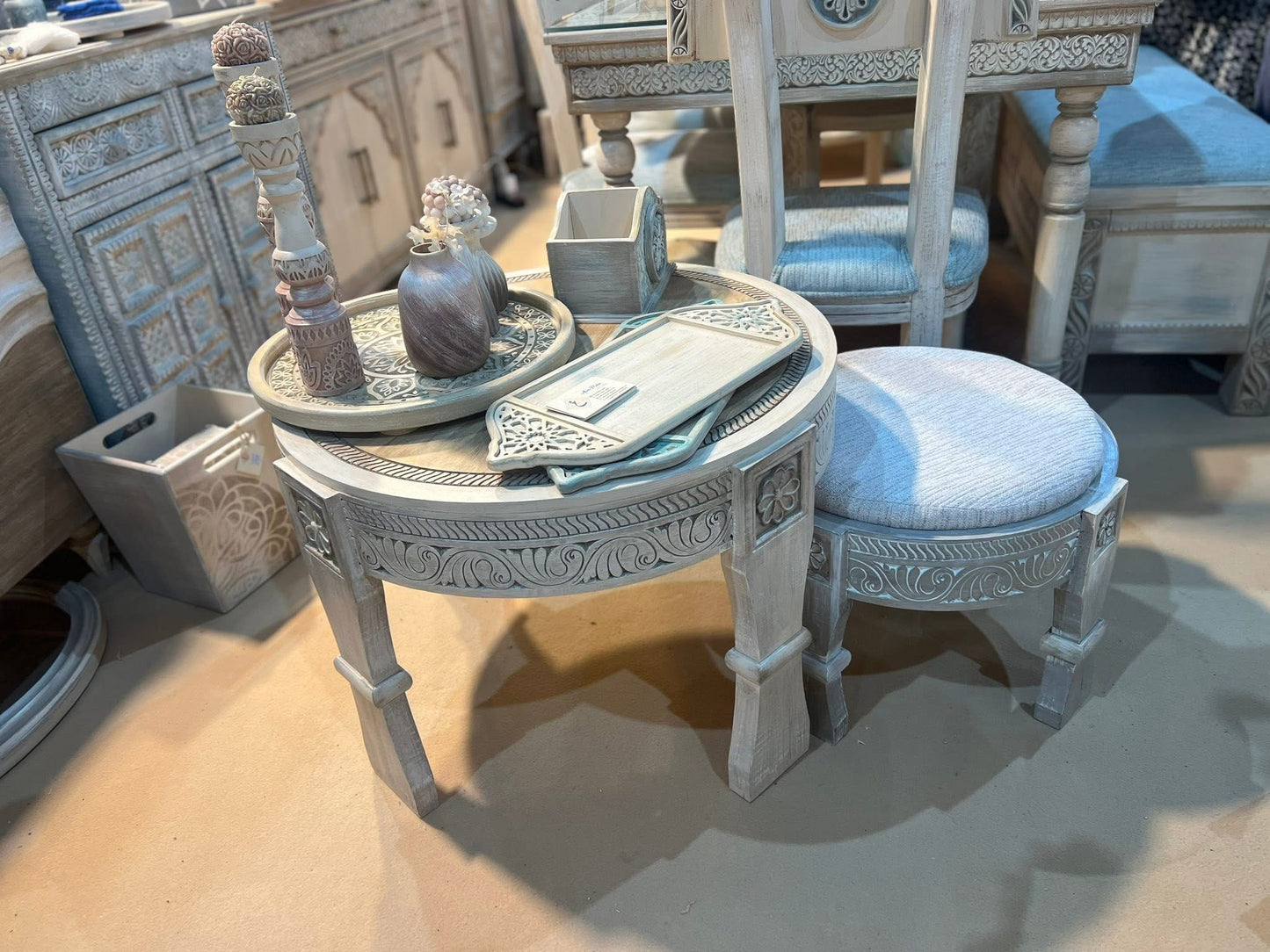 Set of living table and pouf