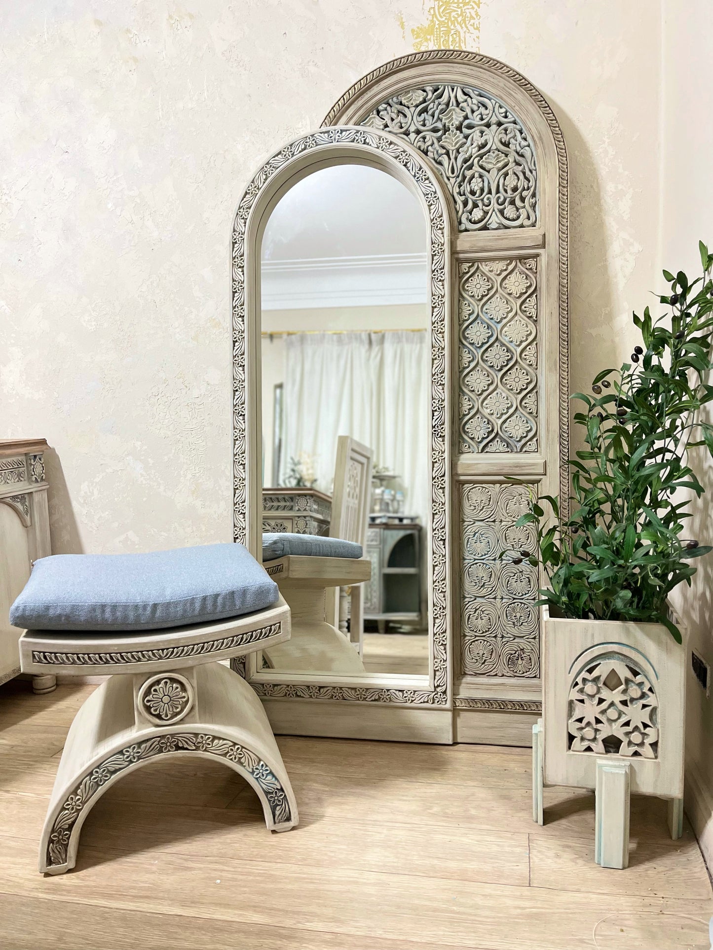 Decorative Mirror with Artistic Details