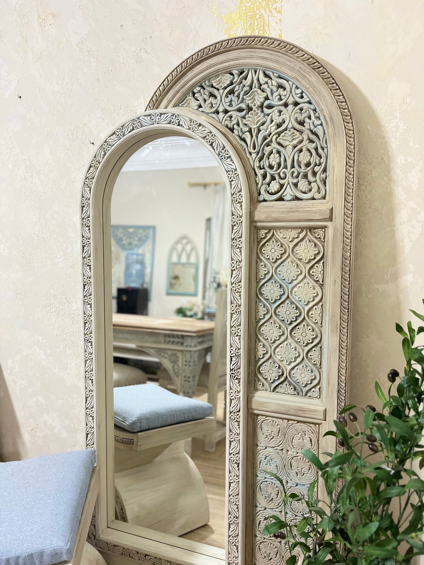 Decorative Mirror with Artistic Details