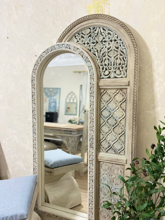 Decorative Mirror with Artistic Details