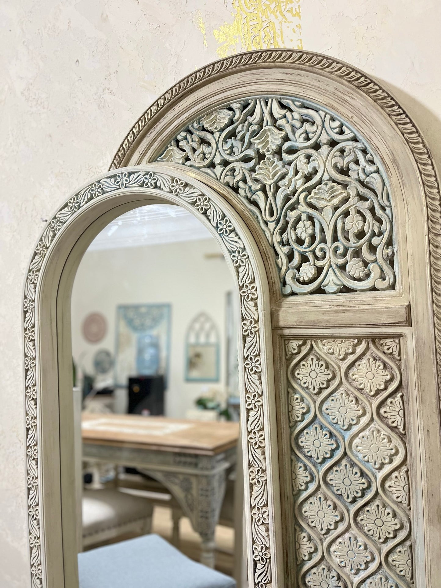 Decorative Mirror with Artistic Details