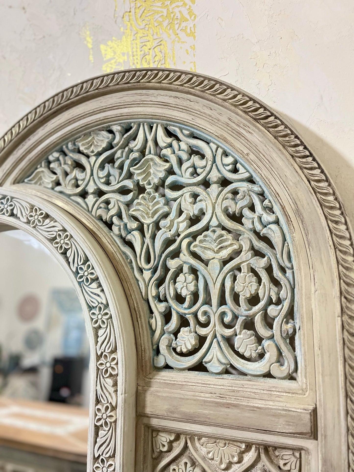 Decorative Mirror with Artistic Details