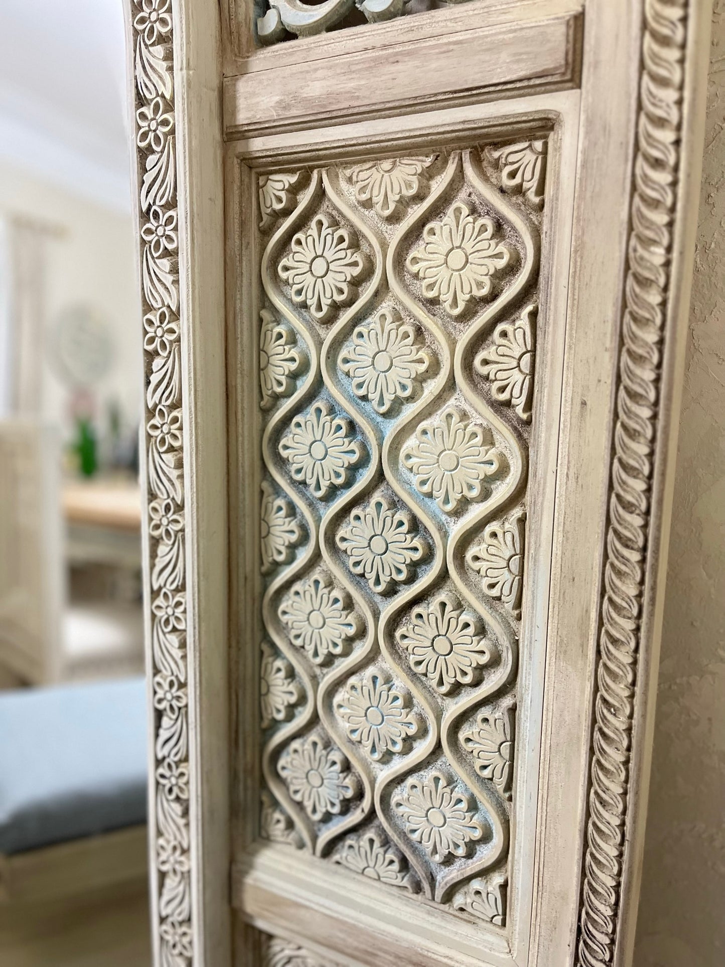 Decorative Mirror with Artistic Details