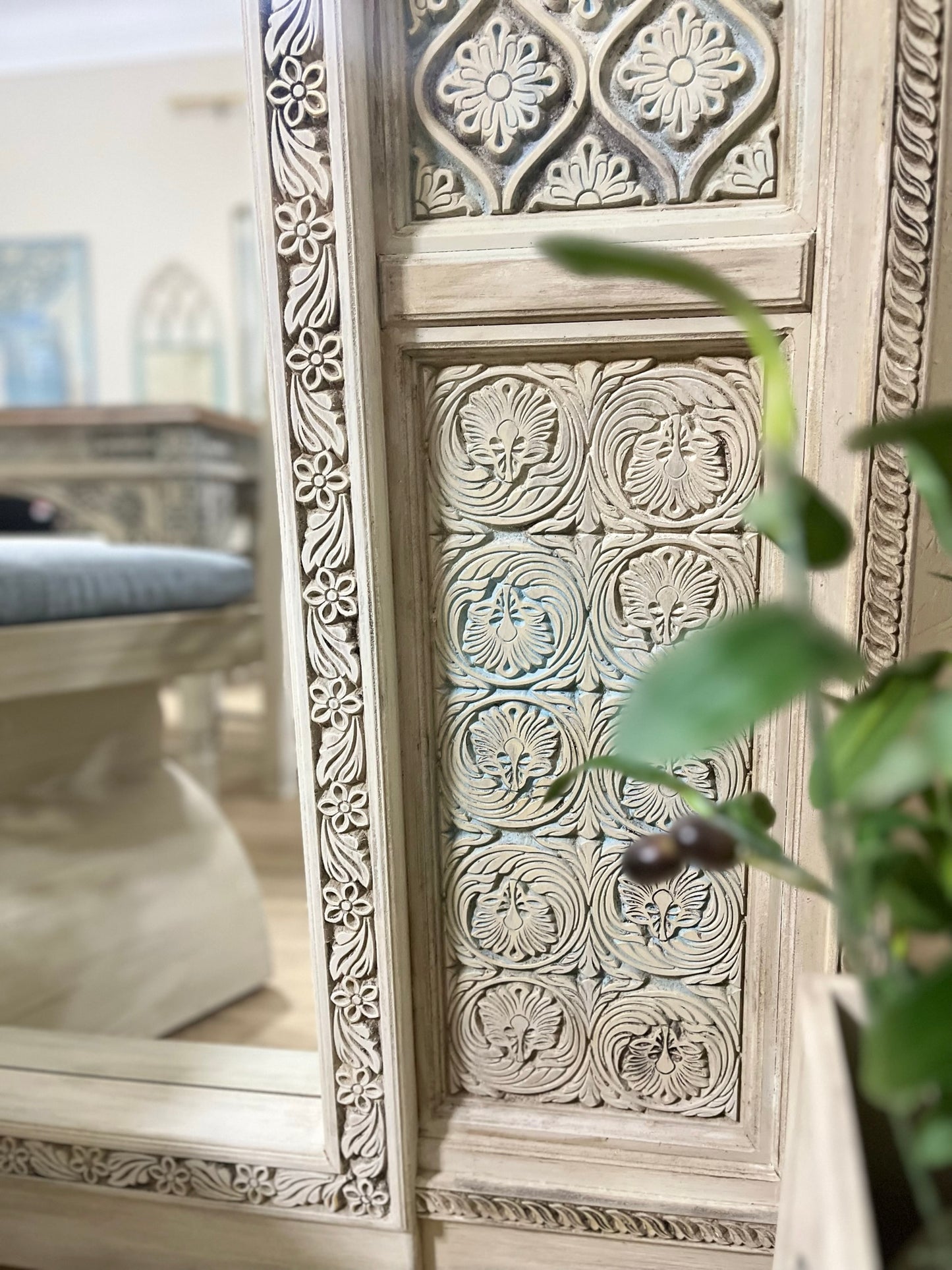 Decorative Mirror with Artistic Details