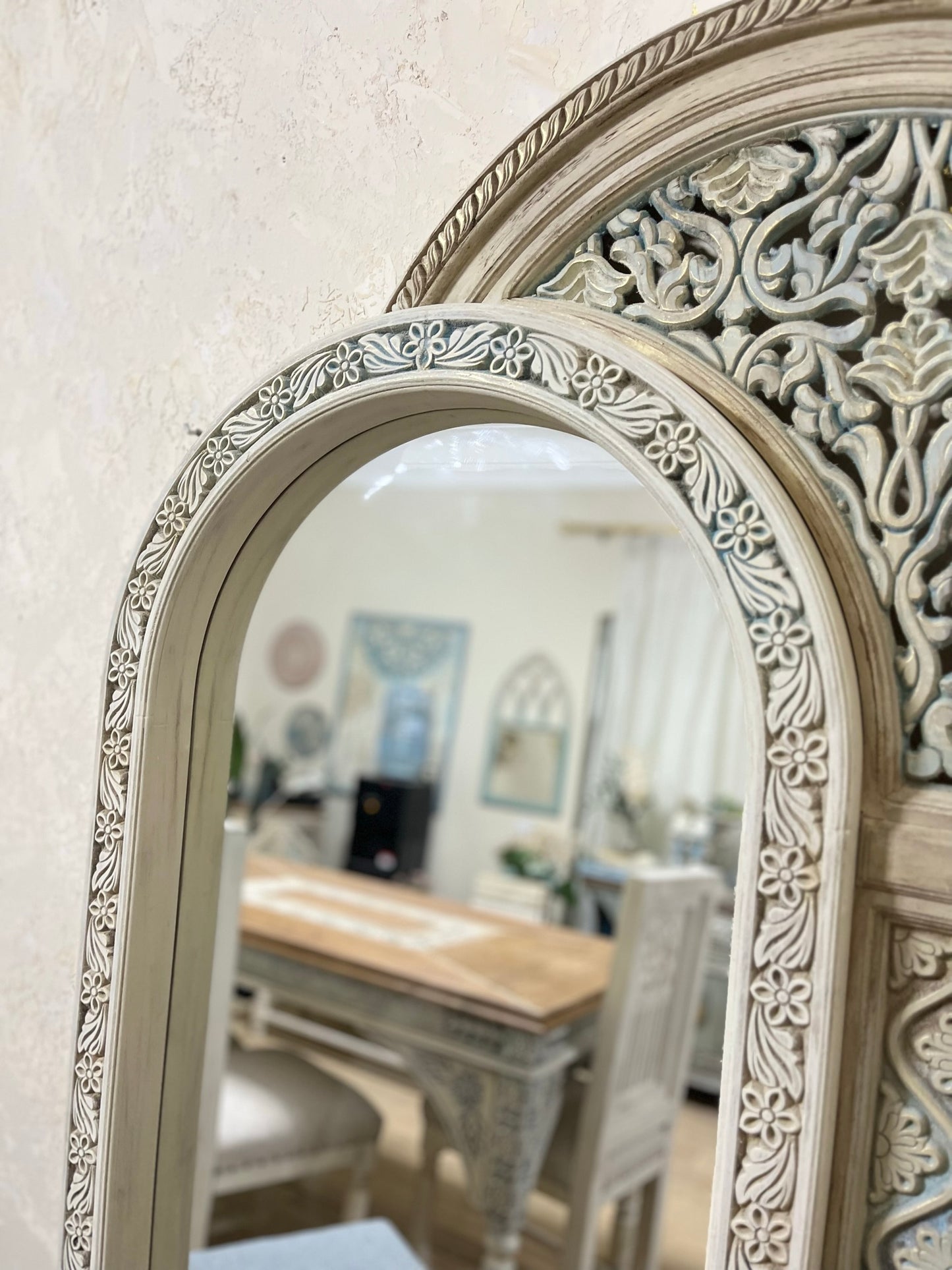 Decorative Mirror with Artistic Details