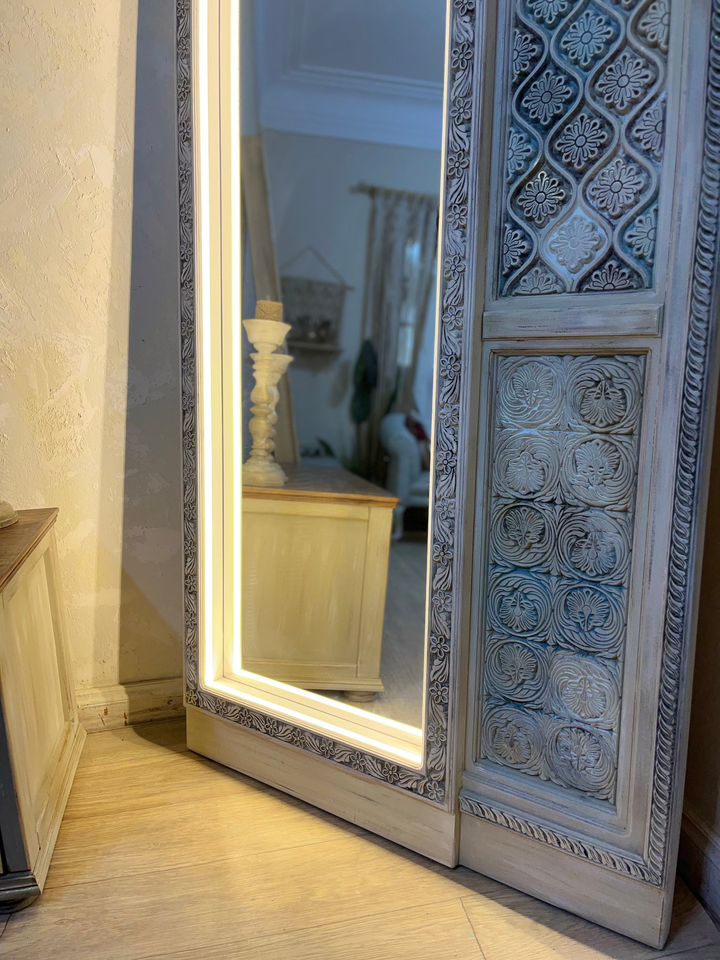 Decorative Mirror with Artistic Details