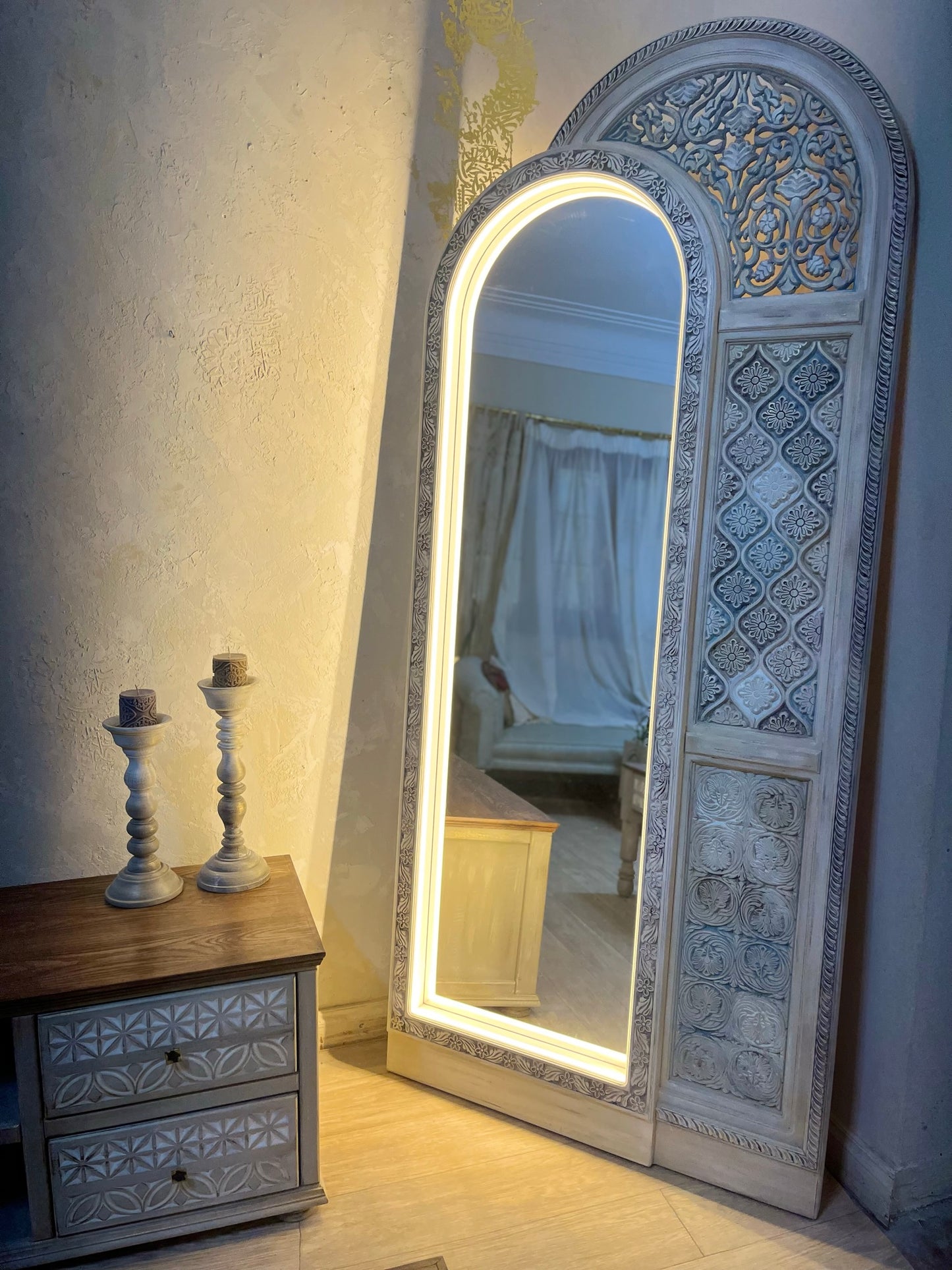Decorative Mirror with Artistic Details